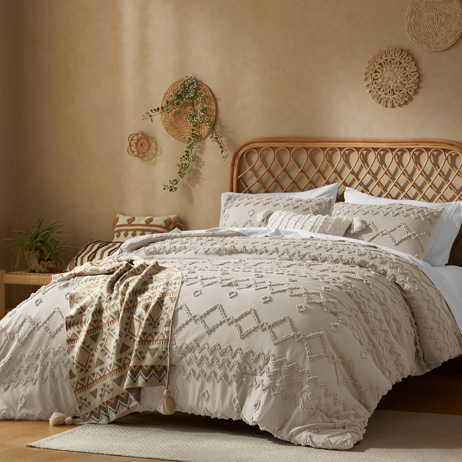 Beige Comforter Set Queen - Boho Tufted Comforter Set 3 Pieces Farmhouse Shabby Chic Embroidery Bedding for All Season,Soft Jacquard Queen Comforter with Comforter and Pillow Shams