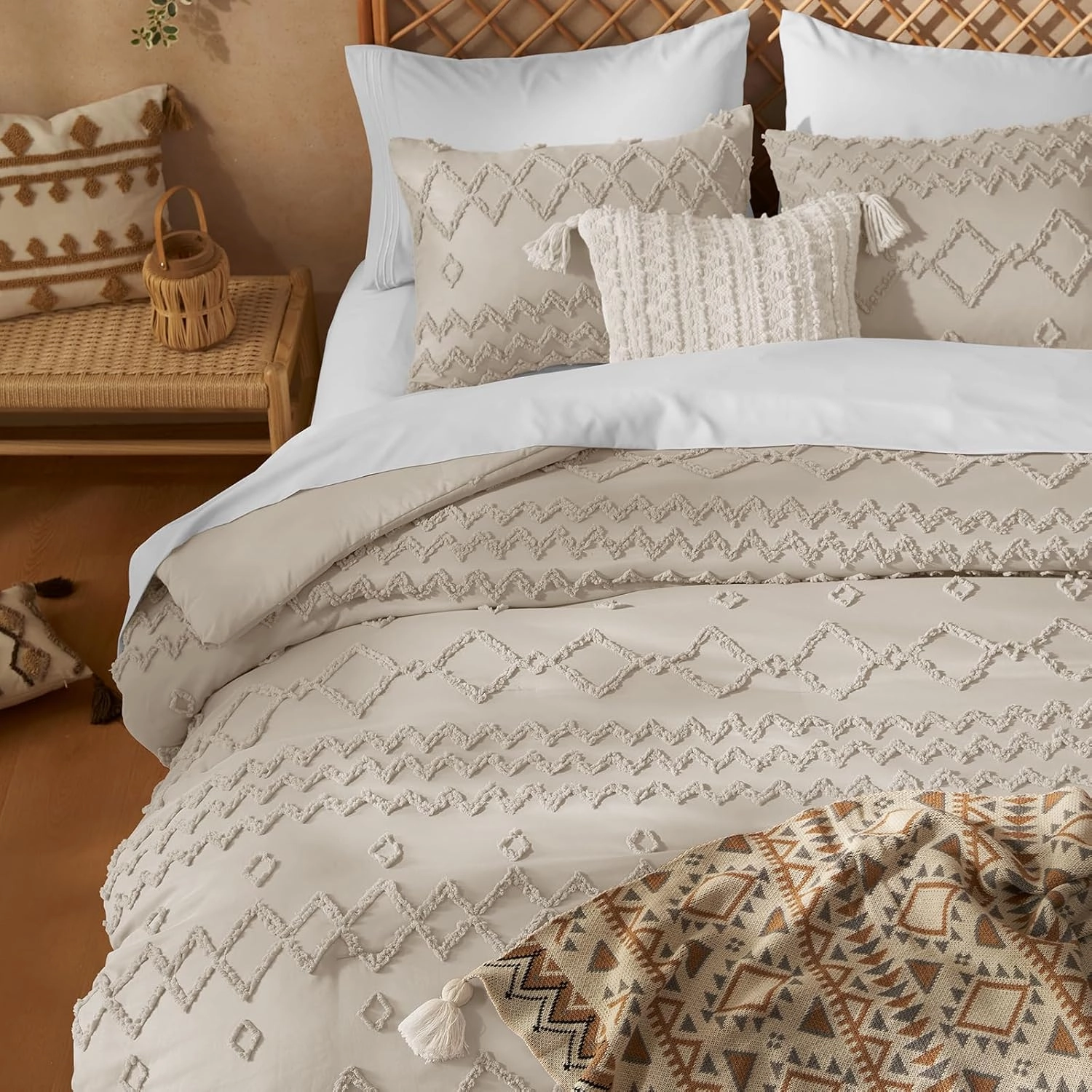 Beige Comforter Set Queen - Boho Tufted Comforter Set 3 Pieces Farmhouse Shabby Chic Embroidery Bedding for All Season,Soft Jacquard Queen Comforter with Comforter and Pillow Shams