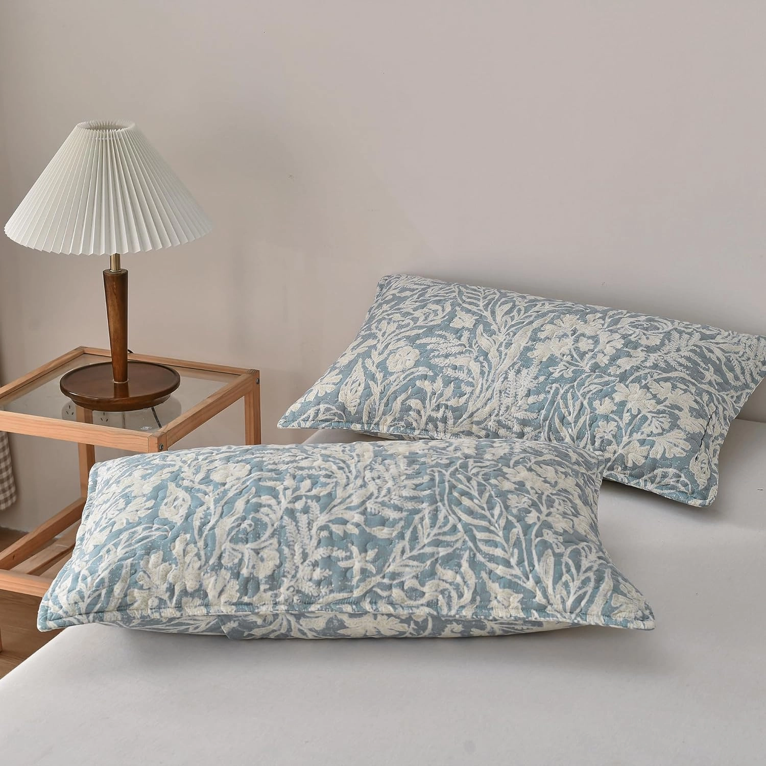 DURLENGEN Bluish Grey Botanical Quilt Set King Size 3Pcs, Bluish Grey Printed with Beige Leaves Pattern, All Season Lightweight Coverlet Sets(King 106x96,Beige Botanical)