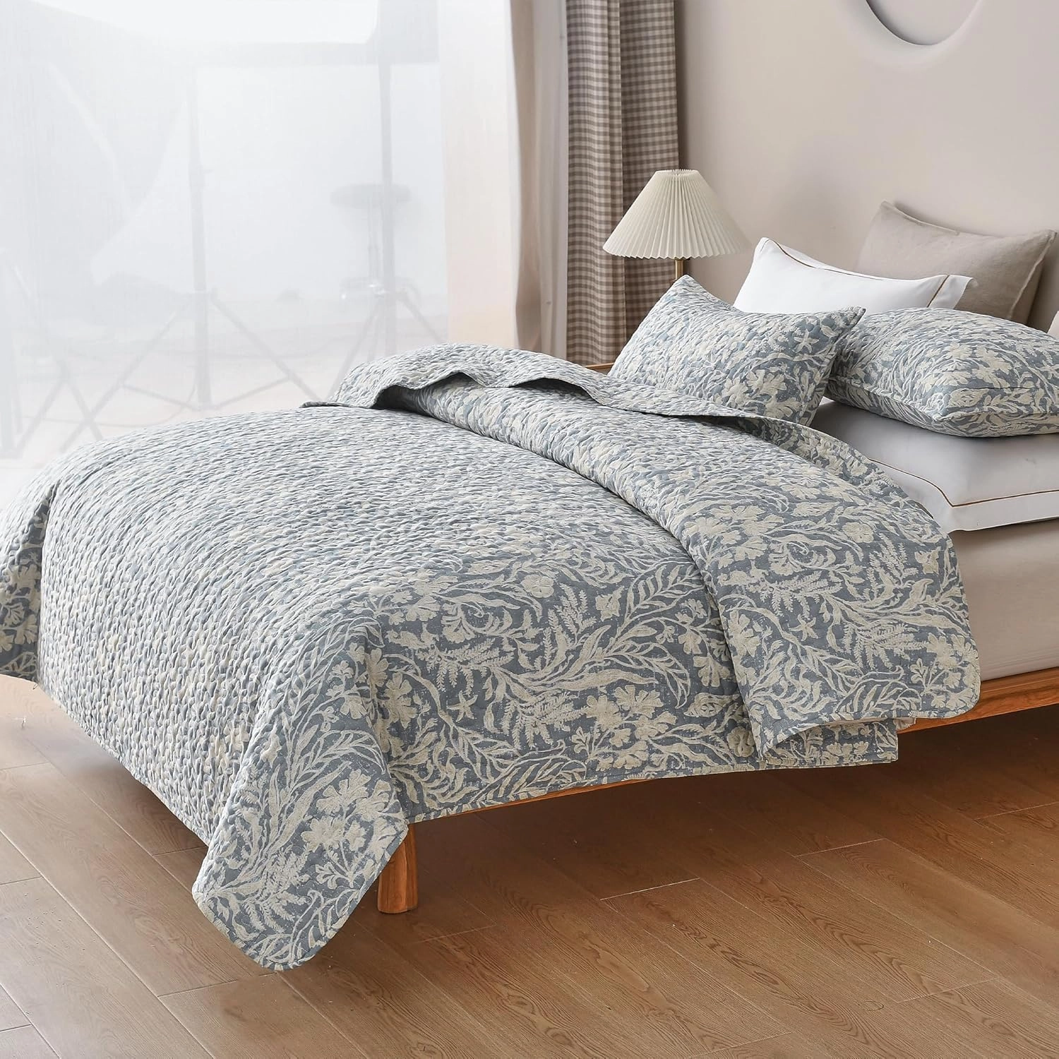 DURLENGEN Bluish Grey Botanical Quilt Set King Size 3Pcs, Bluish Grey Printed with Beige Leaves Pattern, All Season Lightweight Coverlet Sets(King 106x96,Beige Botanical)