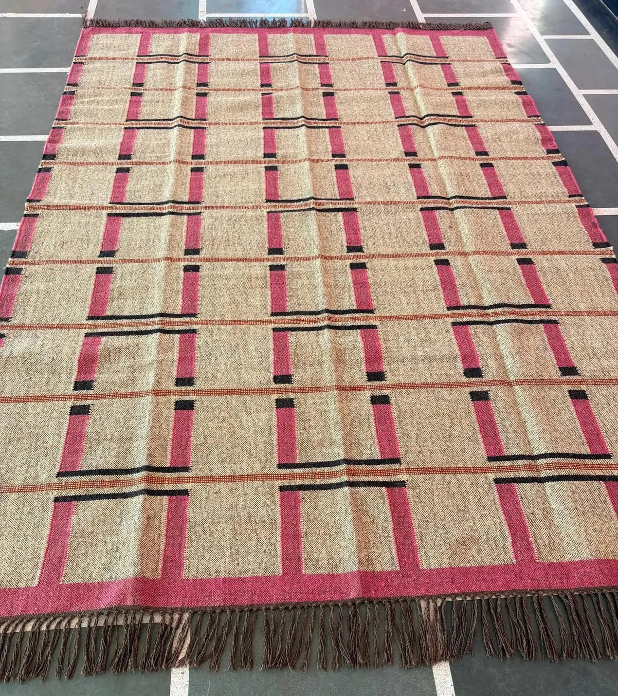 Handwoven Wool and Jute Area Rug, Traditional Kilim Dhurrie Pattern, Beige and Pink with Fringe (5X7 FEET, Pattern - 1)