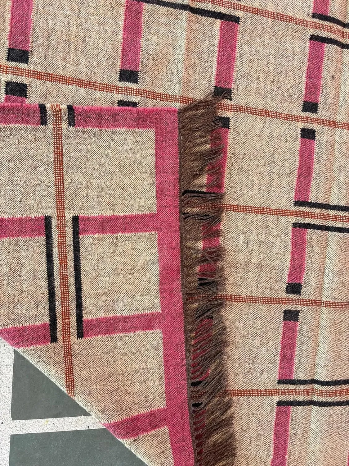 Handwoven Wool and Jute Area Rug, Traditional Kilim Dhurrie Pattern, Beige and Pink with Fringe (5X7 FEET, Pattern - 1)