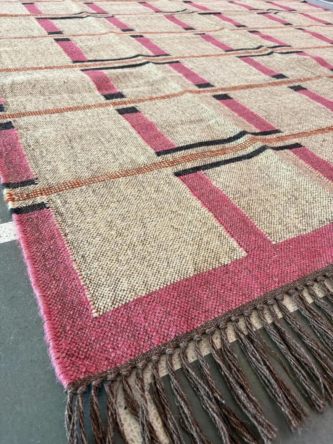 Handwoven Wool and Jute Area Rug, Traditional Kilim Dhurrie Pattern, Beige and Pink with Fringe (5X7 FEET, Pattern - 1)