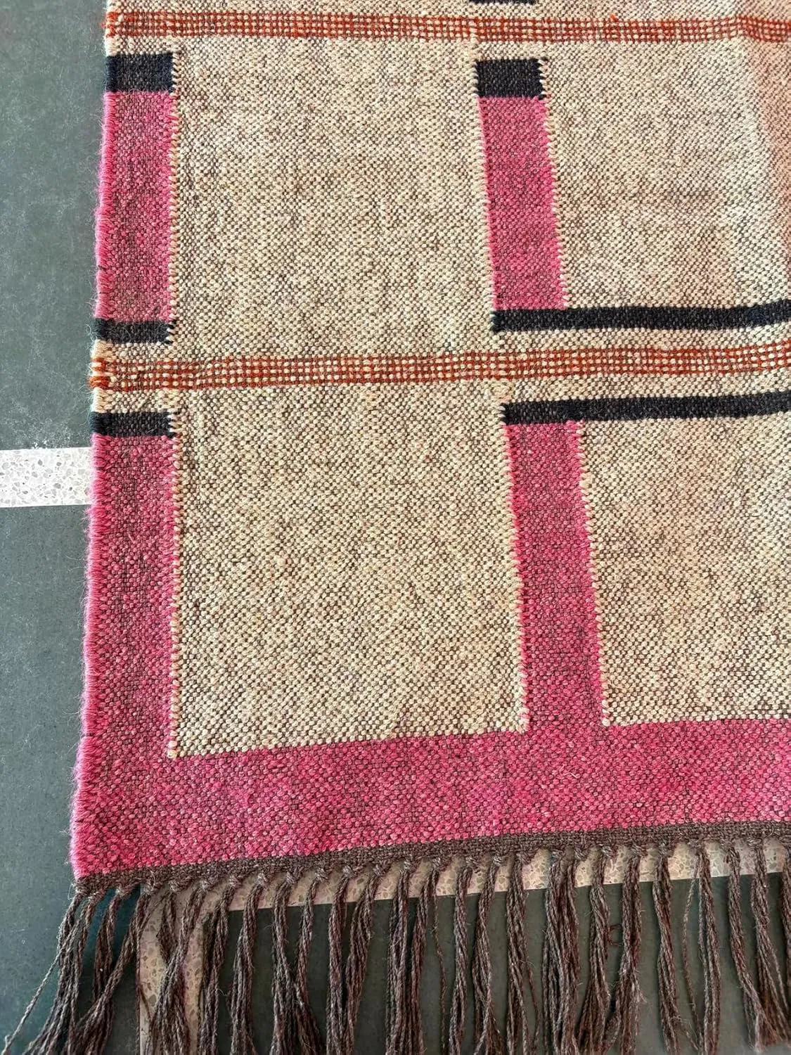 Handwoven Wool and Jute Area Rug, Traditional Kilim Dhurrie Pattern, Beige and Pink with Fringe (5X7 FEET, Pattern - 1)
