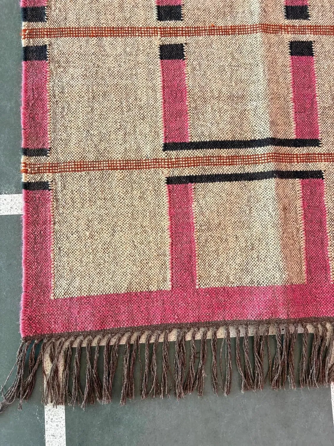 Handwoven Wool and Jute Area Rug, Traditional Kilim Dhurrie Pattern, Beige and Pink with Fringe (5X7 FEET, Pattern - 1)