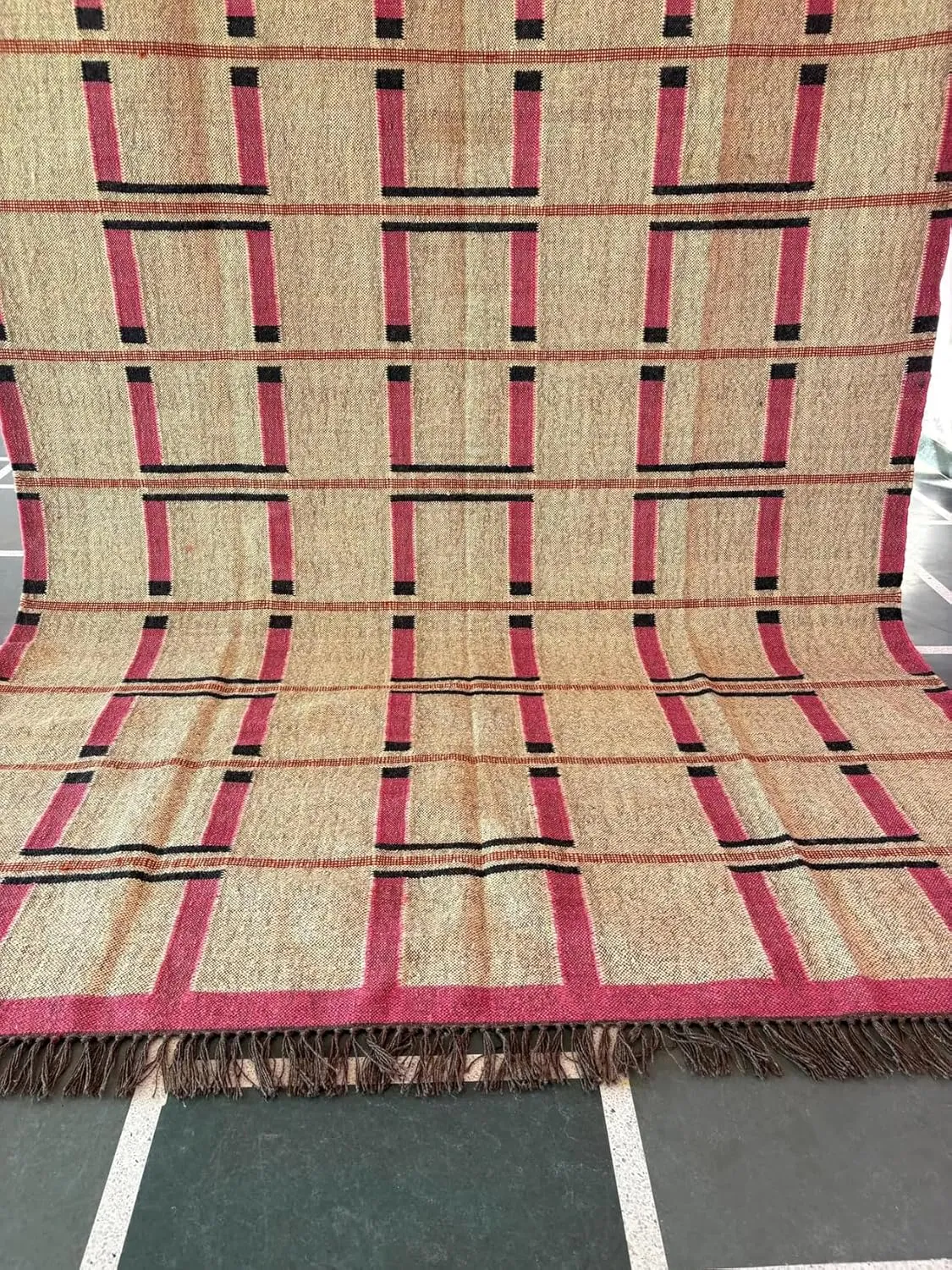 Handwoven Wool and Jute Area Rug, Traditional Kilim Dhurrie Pattern, Beige and Pink with Fringe (5X7 FEET, Pattern - 1)