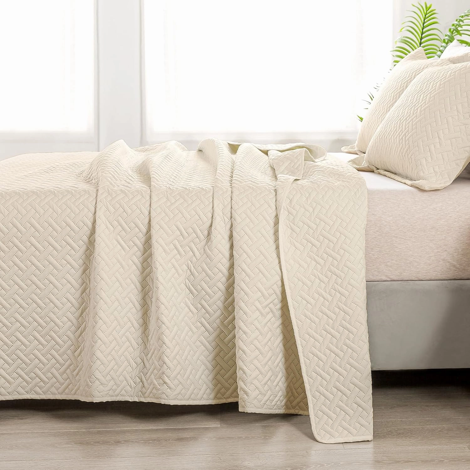 HYLEORY Quilt Set King Size - Soft Lightweight Quilts Summer Quilted Bedspreads - Reversible Coverlet Bedding Set for All Season 3 Piece (1 Quilt 106"x96", 2 Pillow Shams 20"x36") - Beige