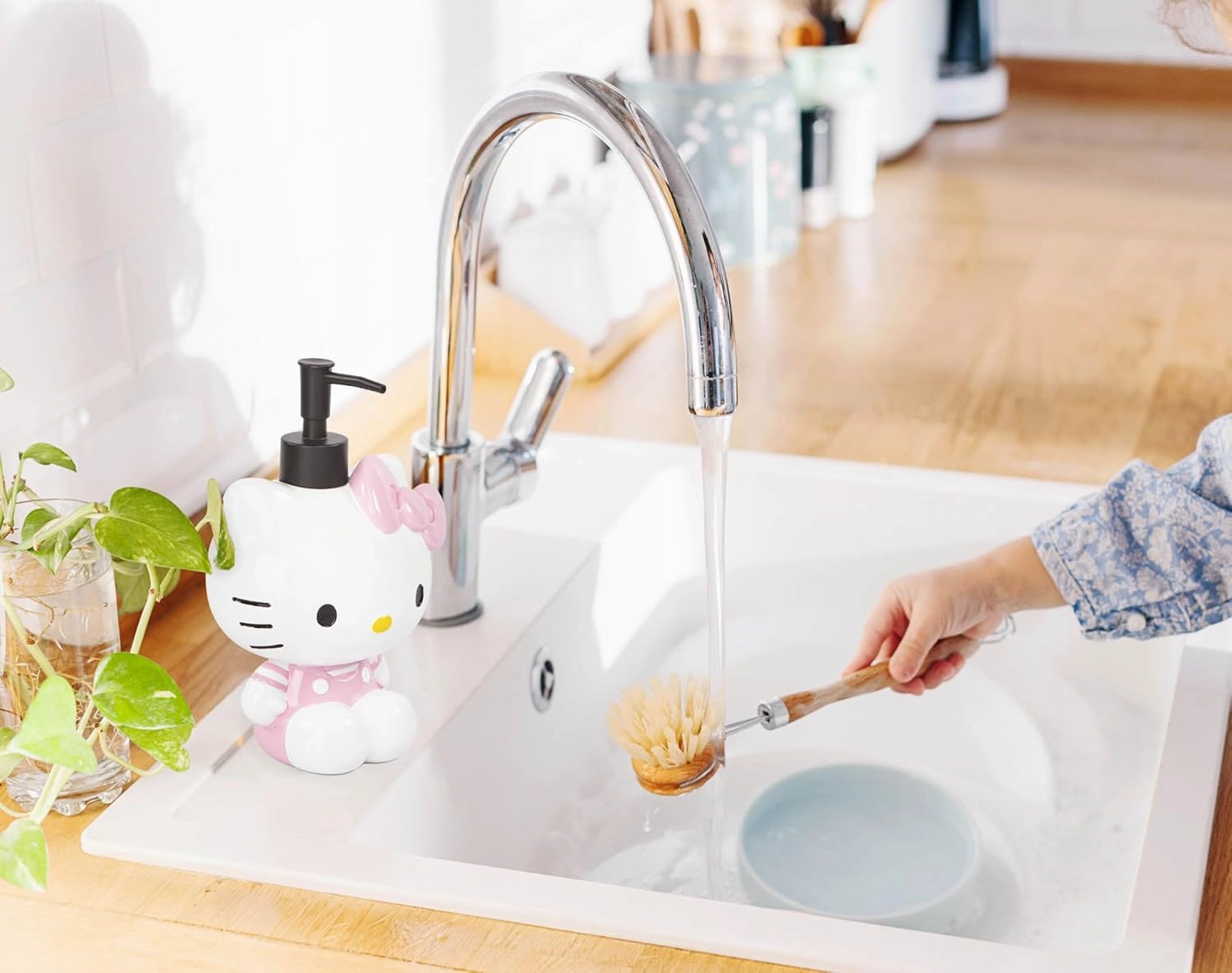 Jay Franco Hello Kitty Soap Dispenser - Pink & White Bathroom Accessory - Resin Lotion Pump