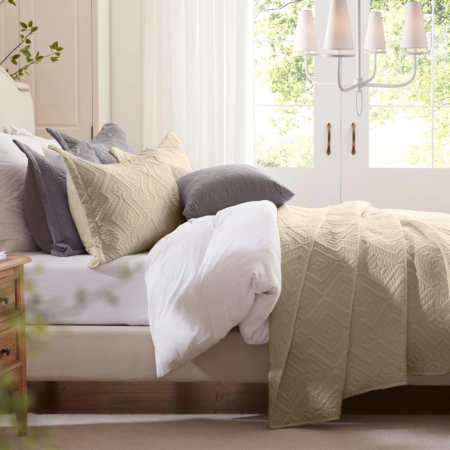 LEAONME Quilt Set King Size 3 Pieces, Lightweight Beige Bedspread-98''x106'', Soft Microfiber Summer Quilt/Coverlet, Luxurious Warm Bedding Sets for All Seasons (Includes 1 Quilt, 2 Shams)