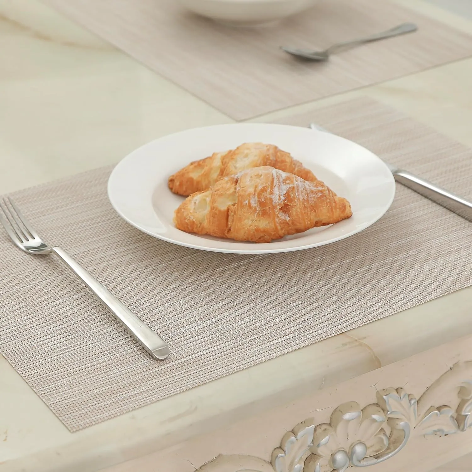 Leetaltree Beige White Placemats Set of 6 - Heat Resistant Non-Slip Place mats for Dining Table, Washable Durable PVC Vinyl Woven Table Mats（Beige White, 6）