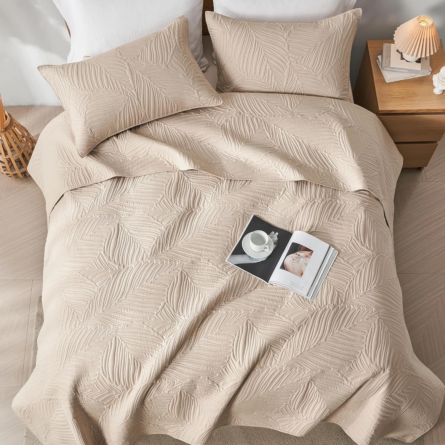 OARAGE Twin Quilt Bedding Set Soft Lightweight Beige Bedspread with Leaf Pattern Ultrasonic Microfiber Bed Coverlet for All Season (1 Quilt,1 Sham)