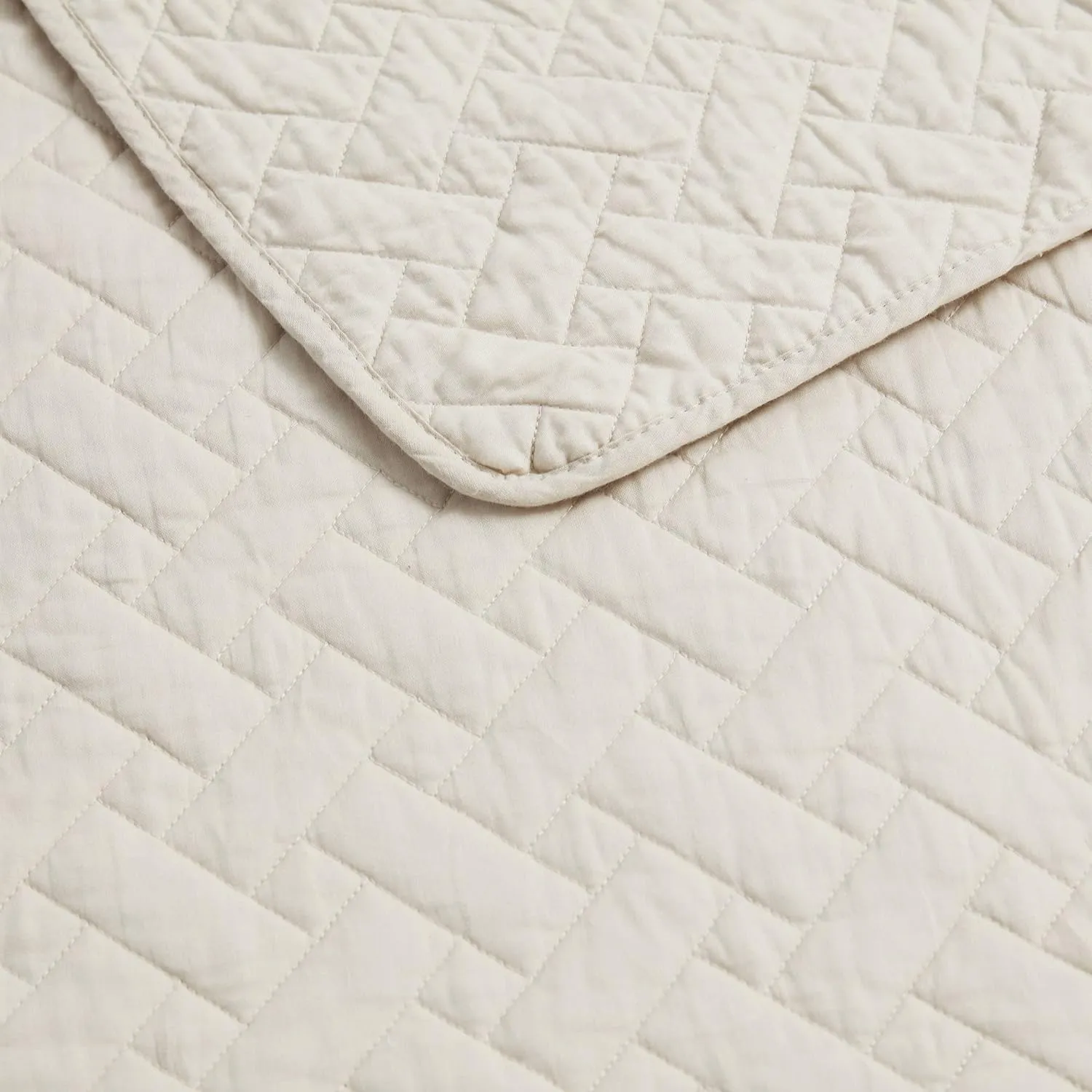 Tommy Bahama Home Quilt Set Soft Bedding with Matching Shams, Lightweight Home Decor for All Seasons, King, Chevron Dune Beige