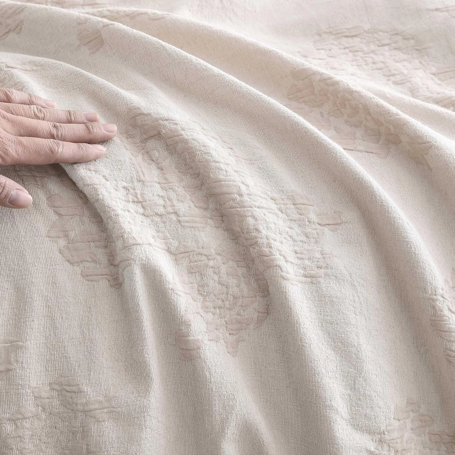 Vera Wang - Comforter Set, Luxurious Bedding Set with Matching Shams, Floral Design, Chic Room Essentials (Roses Beige, King)