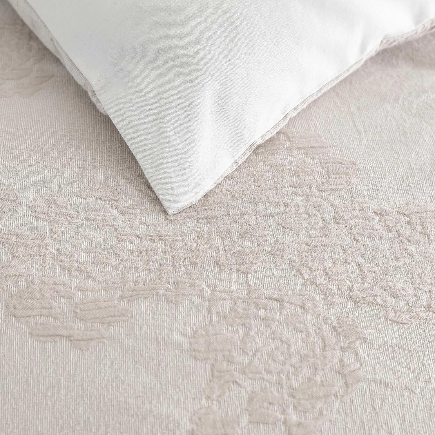 Vera Wang - Comforter Set, Luxurious Bedding Set with Matching Shams, Floral Design, Chic Room Essentials (Roses Beige, King)