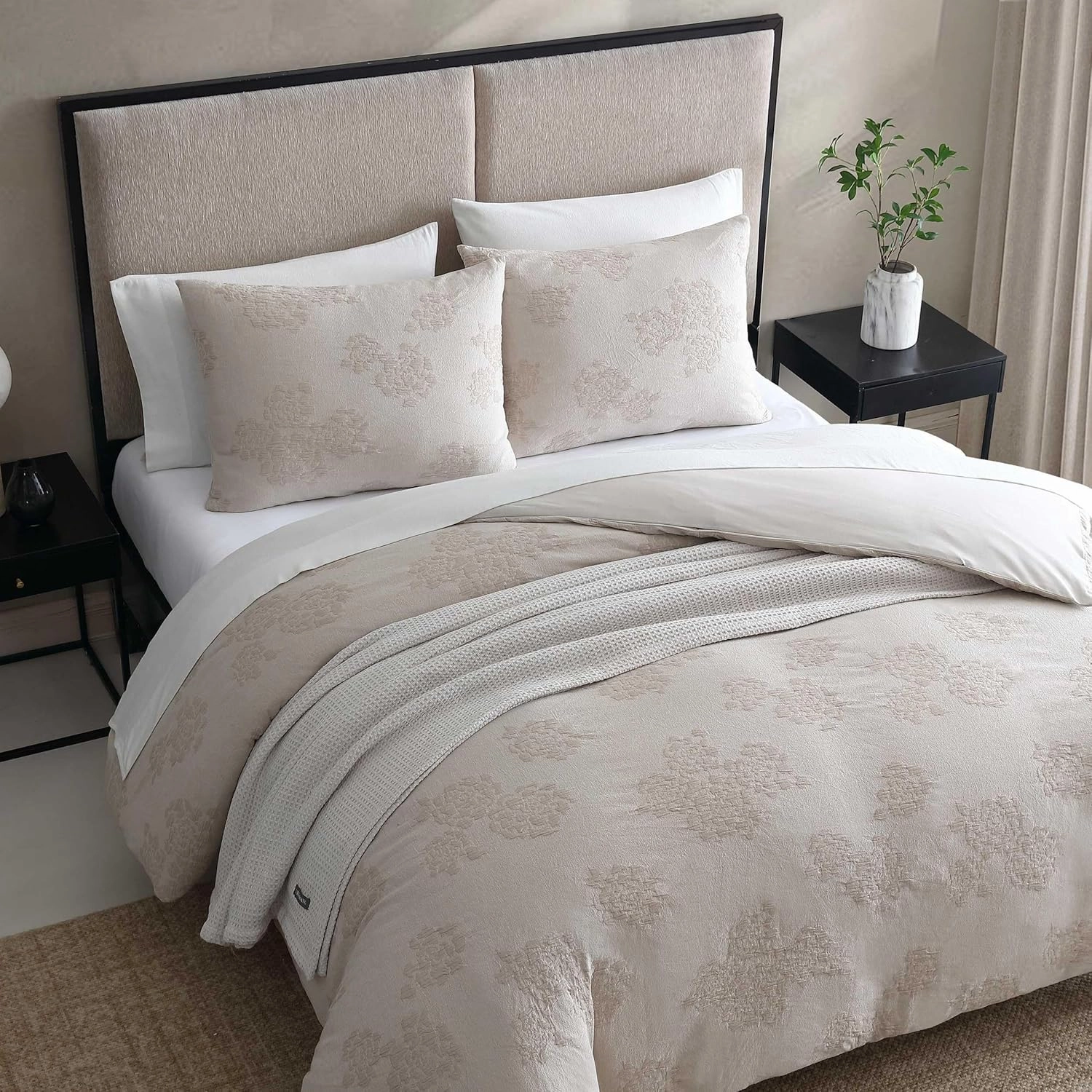 Vera Wang - Comforter Set, Luxurious Bedding Set with Matching Shams, Floral Design, Chic Room Essentials (Roses Beige, King)