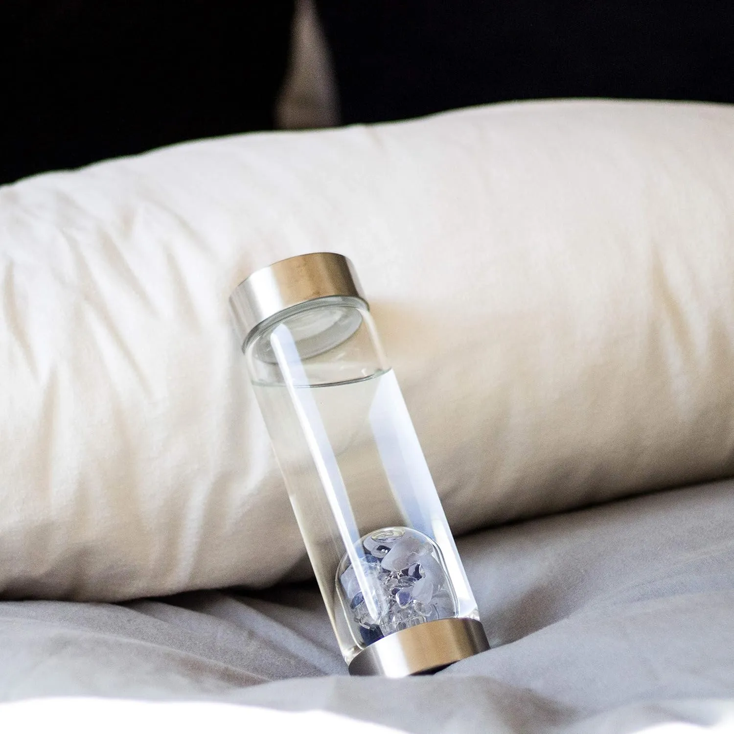 VitaJuwel ViA BALANCE | Crystal Water Bottle with Sodalite, Chalcedony & Clear Quartz - Inner Peace, Reflection & Meditation