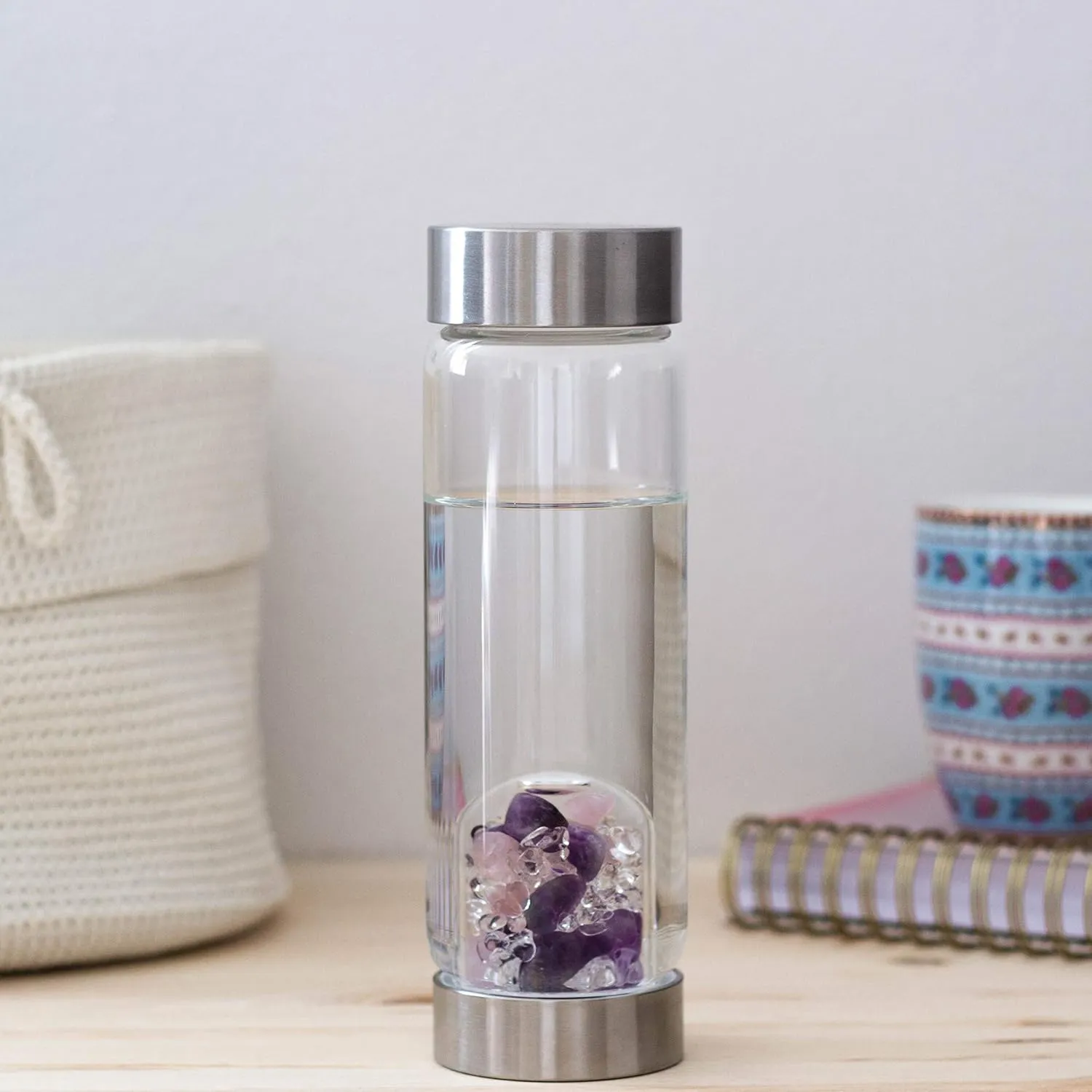 VitaJuwel ViA WELLNESS - Crystal Water Bottle with Amethyst, Rose Quartz & Clear Quartz - Balance, Relaxation & Clarity