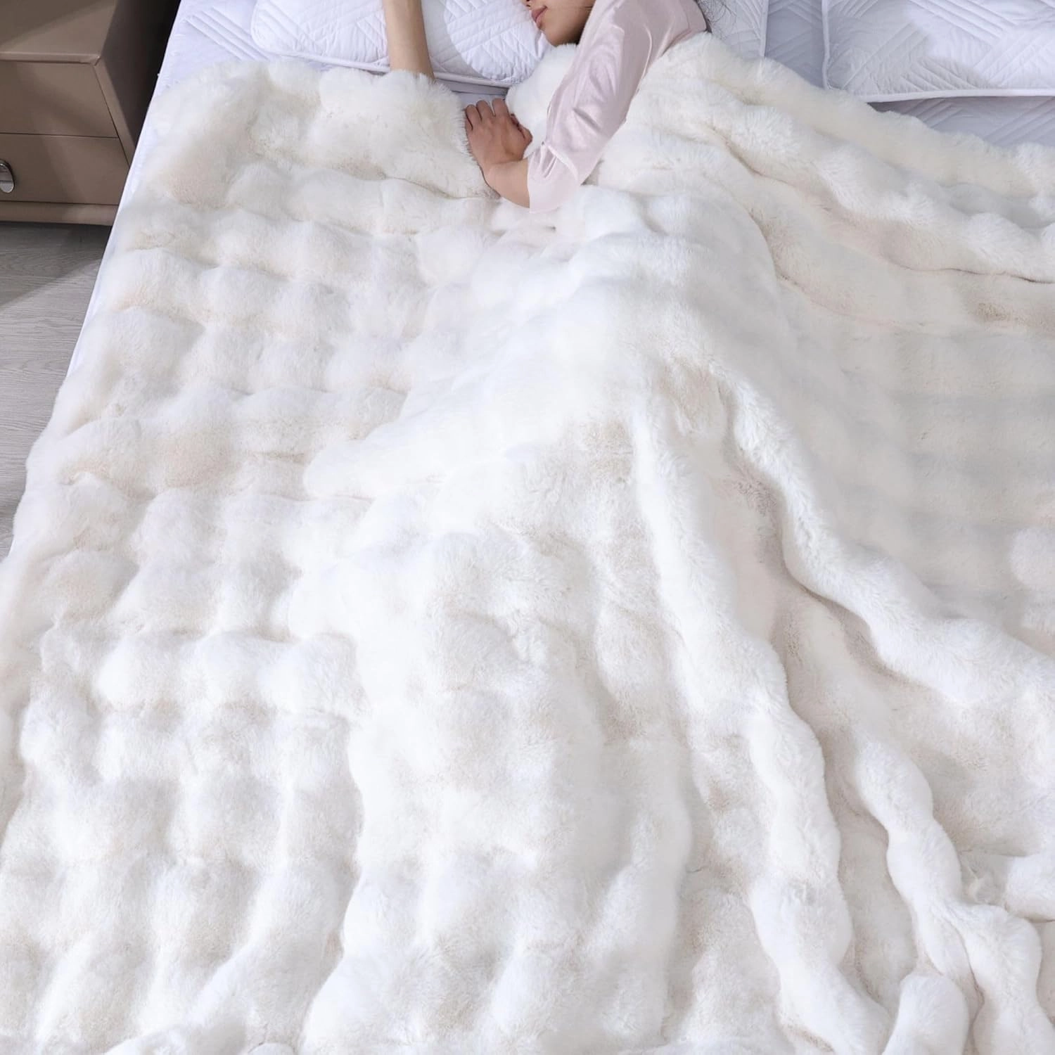 Warm Thick Fuzzy Beige Blanket Couch Faux Fur Bunny 60X80 Throw Blanket for Bed Gift Office Chair Decorative Fleece Blanket Living Room Decor 860 GSM