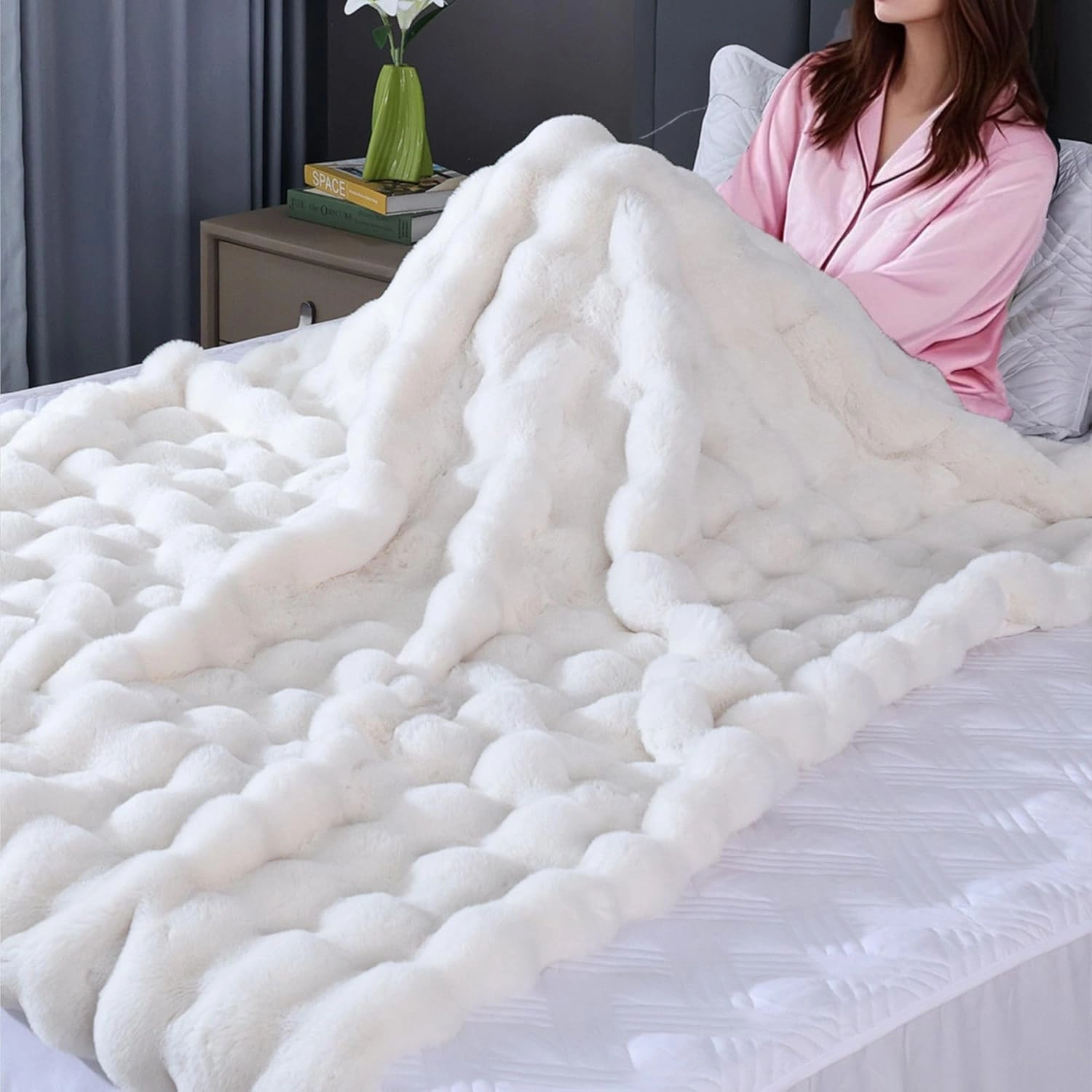 Warm Thick Fuzzy Beige Blanket Couch Faux Fur Bunny 60X80 Throw Blanket for Bed Gift Office Chair Decorative Fleece Blanket Living Room Decor 860 GSM