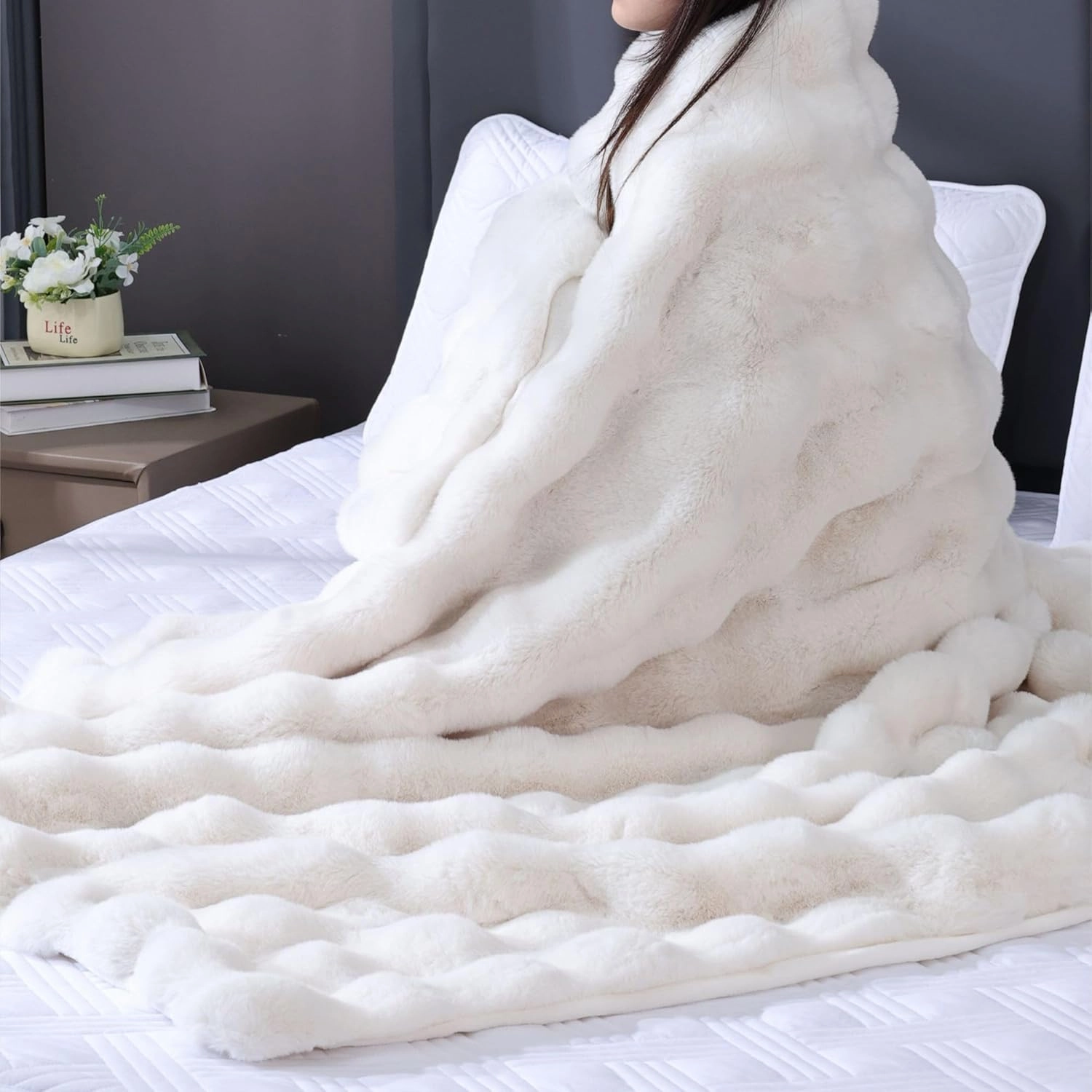 Warm Thick Fuzzy Beige Blanket Couch Faux Fur Bunny 60X80 Throw Blanket for Bed Gift Office Chair Decorative Fleece Blanket Living Room Decor 860 GSM